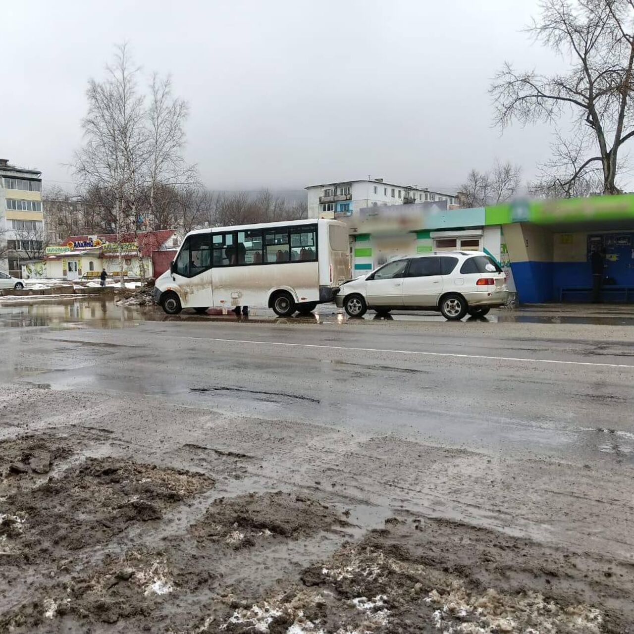 Пьяный приморец врезался в автобус за рулем машины, засыпанной снегом - РИА  Новости, 15.03.2023