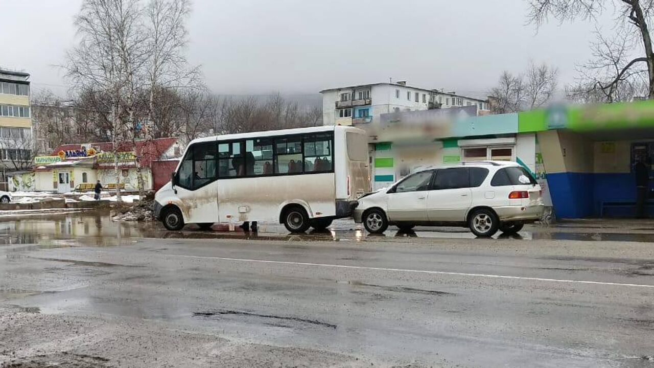 Пьяный приморец врезался в автобус за рулем машины, засыпанной снегом - РИА  Новости, 15.03.2023