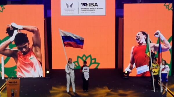 Российская спортсменка на чемпионате мира по боксу с флагом РФ