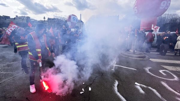 Участники акции протеста против пенсионной реформы в Париже