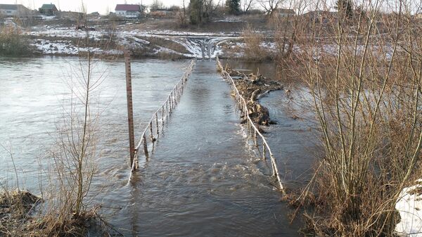 Подтопленный мост в результате паводков. Архивное фото
