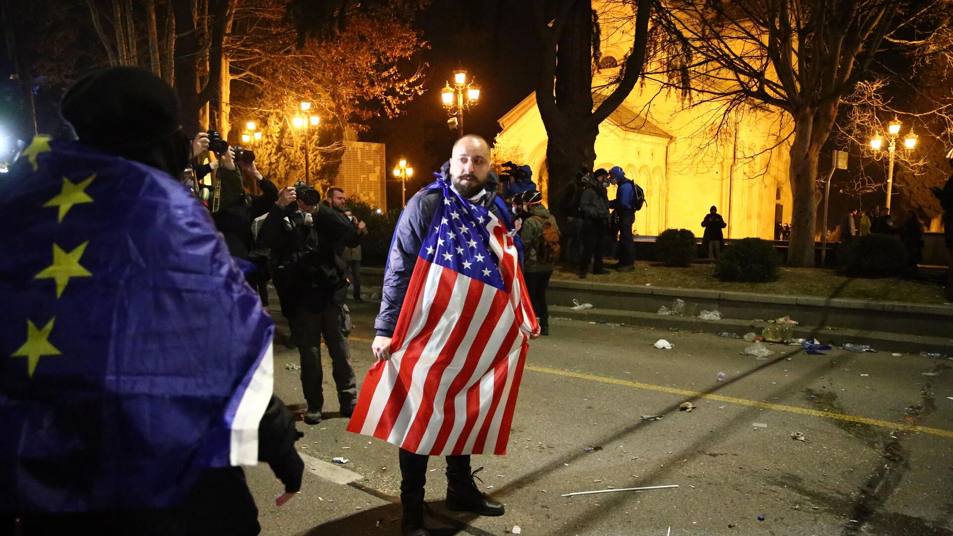 Мужчина с флагом США на протестах в Тбилиси, 9 марта 2023 года - РИА Новости, 1920, 16.03.2023