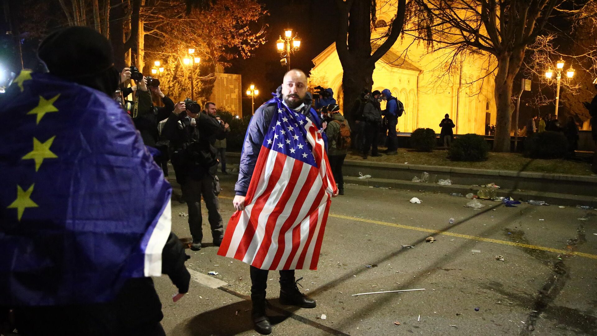 Мужчина с флагом США на протестах в Тбилиси, 9 марта 2023 года - РИА Новости, 1920, 16.03.2023