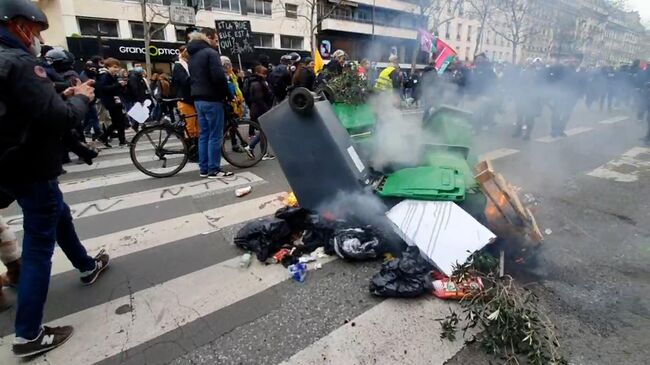 Стычки радикалов с полицией во время акции против пенсионной реформы в Париже