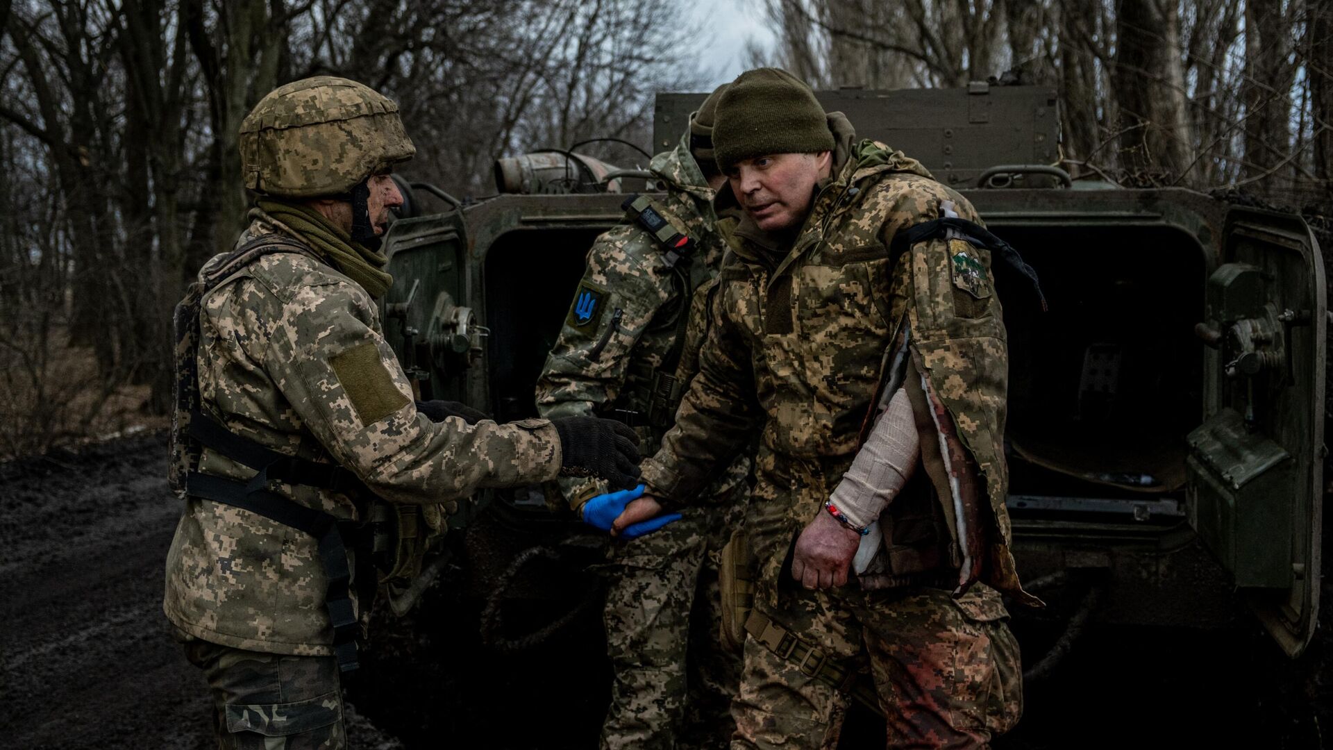 Медики эвакуируют раненого украинского солдата под Артемовском - РИА Новости, 1920, 11.04.2023