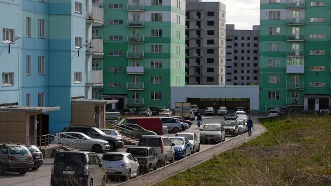 Припаркованные автомобили у дома