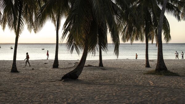 Люди на пляже в Пембе, Мозамбик