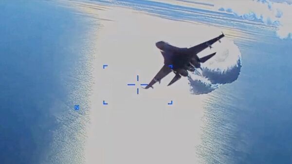 Кадр видео инцидента с упавшим в Черное море беспилотником Reaper и российским истребителем