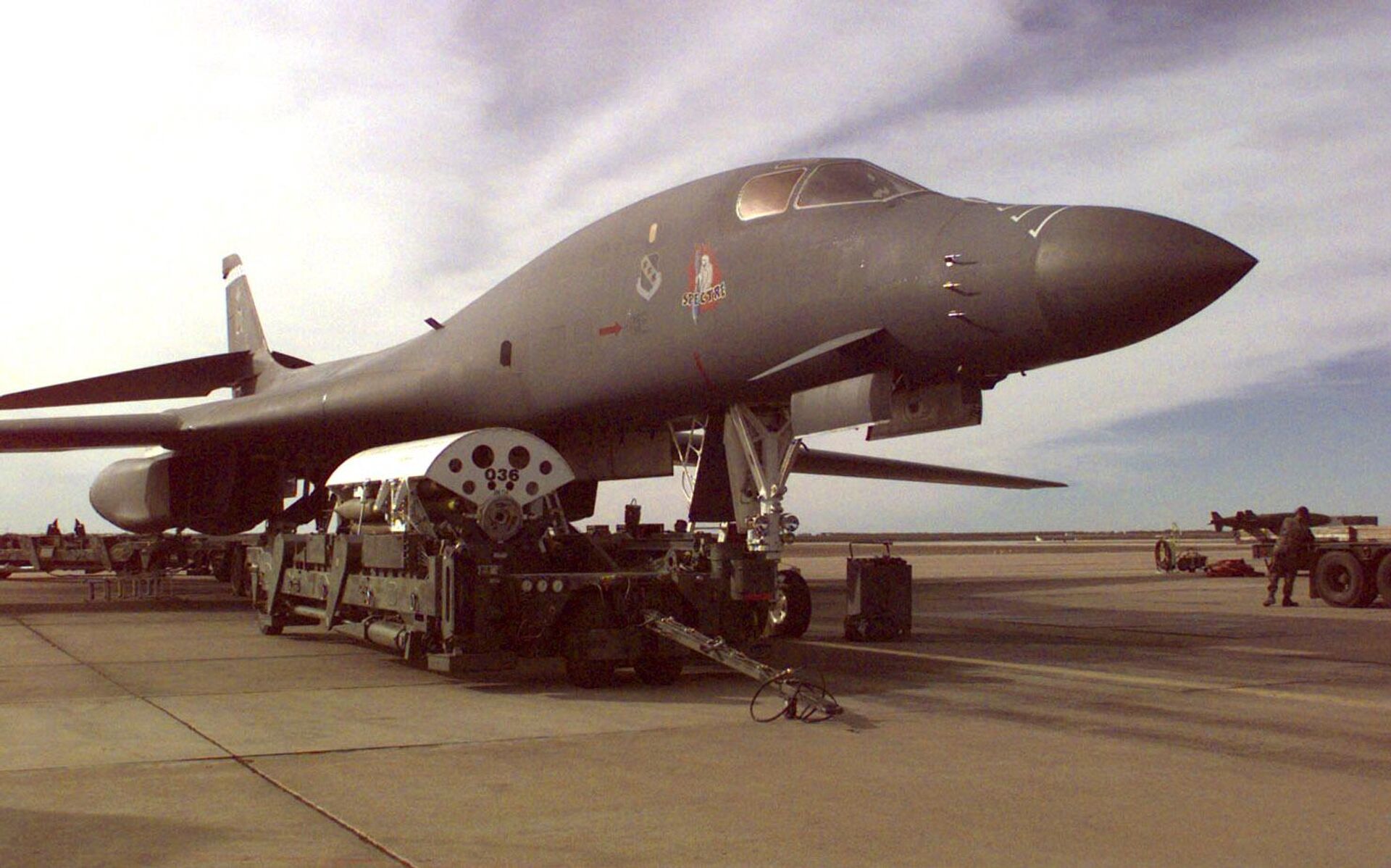 Подготовка бомбардировщика B-1B к боевому вылету во время операции Пустынный лис. 17 декабря 1998 - РИА Новости, 1920, 15.12.2023