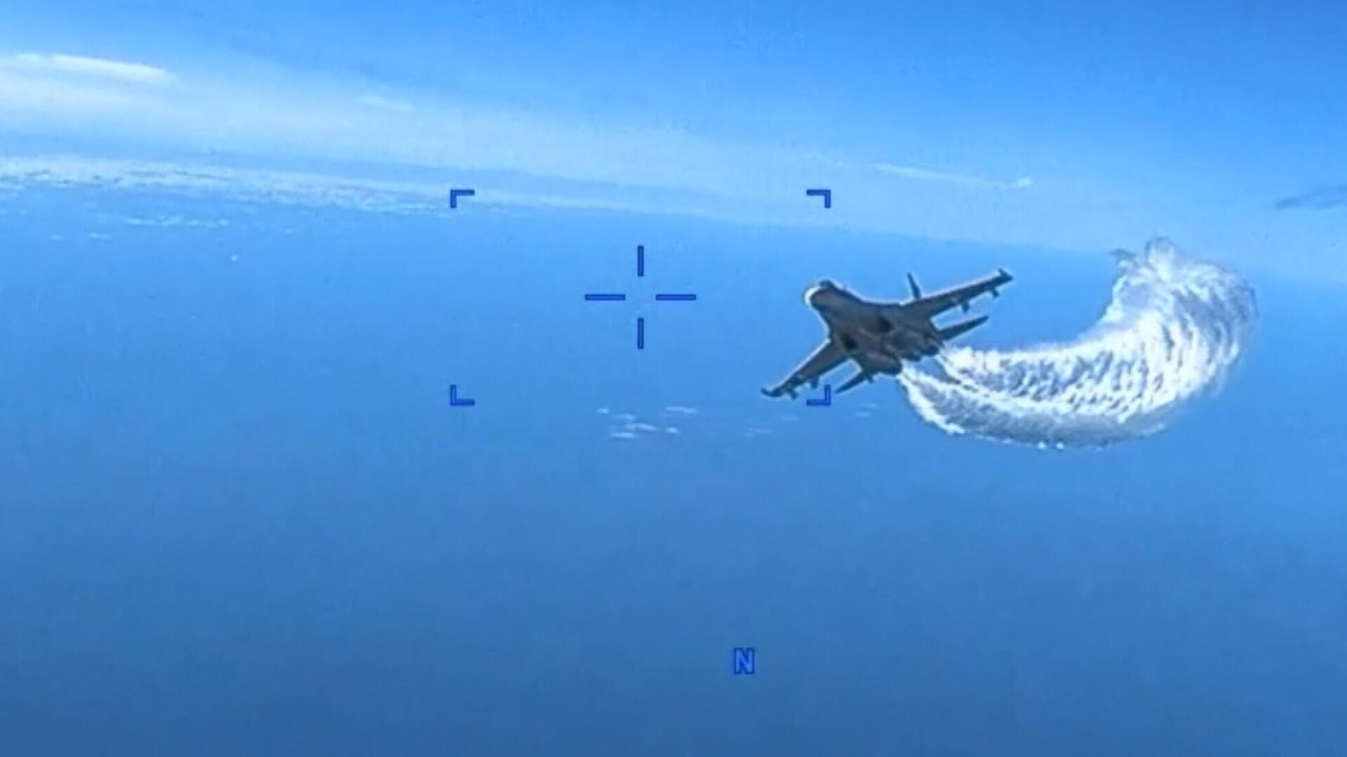 Истребитель Су-27 ВКС РФ пролетает вблизи БПЛА ВС США в акватории Черного моря. Архивное фото - РИА Новости, 1920, 17.04.2023