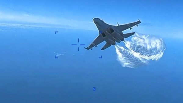 Истребитель Су-27 ВКС РФ пролетает вблизи БПЛА MQ-9 Reaper ВС США в акватории Черного моря