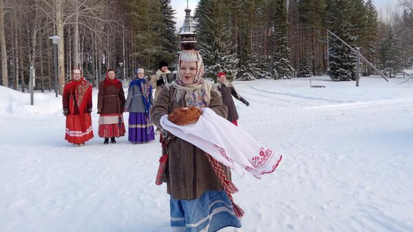 В музее Малые Корелы в Архангельской области гостей встречают с хлебом, солью и песнями