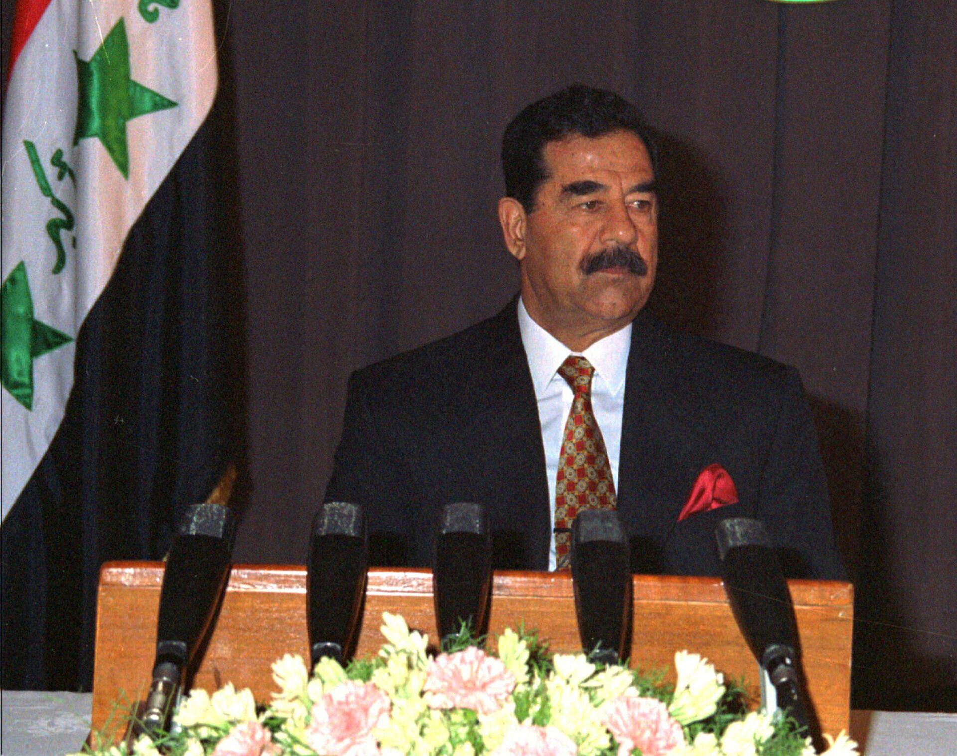 Президент Ирака Саддам Хусейн выступает с речью в Багдаде. 8 августа 1997 - РИА Новости, 1920, 15.12.2023