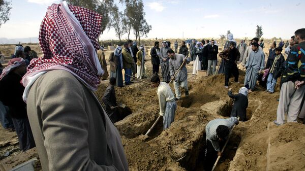 Люди подготавливают могилы на кладбище под Багдадом для захоронения жертв взрыва бомбы на рынке. 29 марта 2003 года