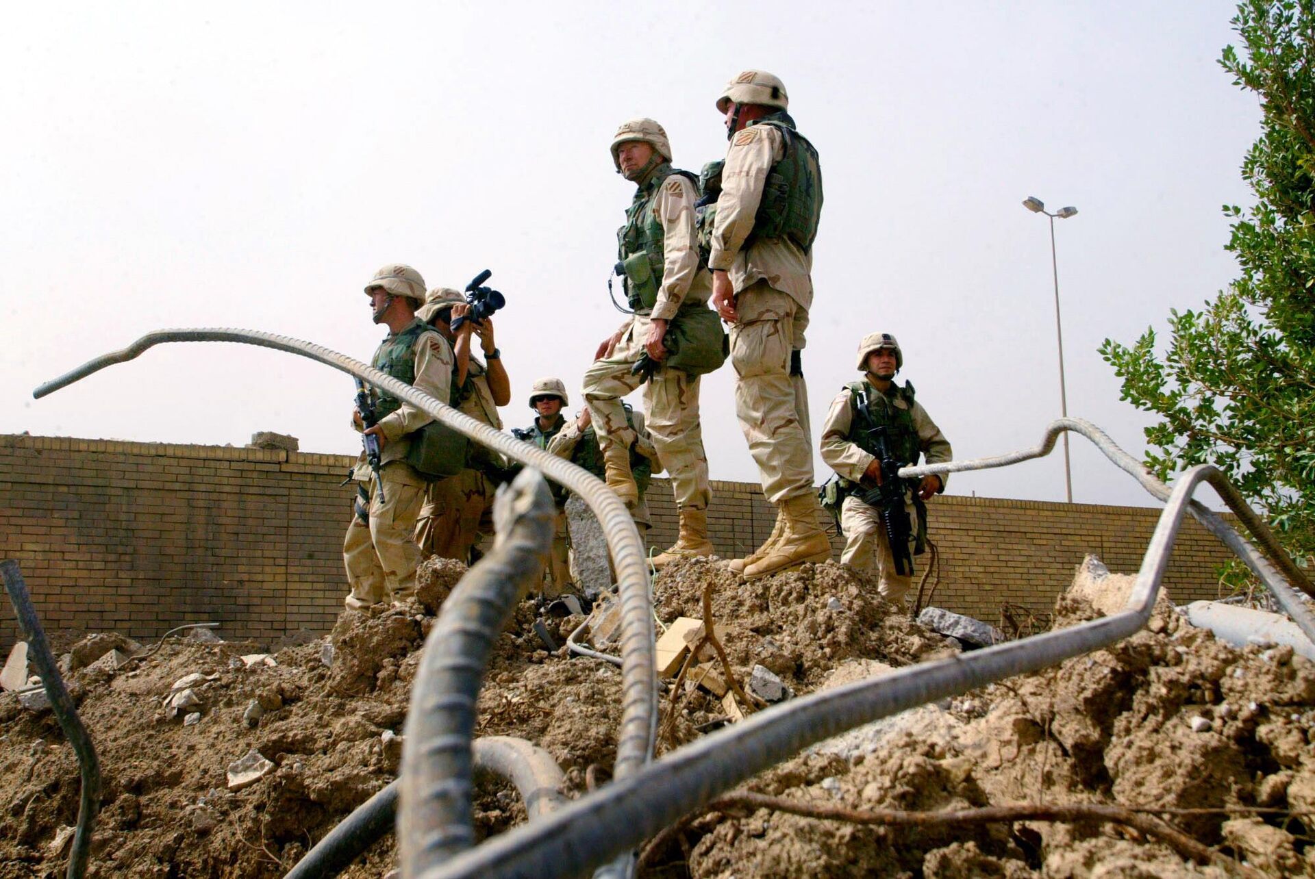 Американские военнослужащие на месте президентского дворца, разрушенного бомбардировками ВВС, в Багдаде. 9 апреля 2003 - РИА Новости, 1920, 22.03.2023