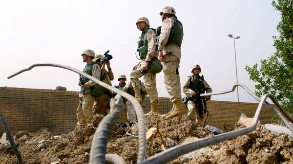 Американские военнослужащие на месте президентского дворца, разрушенного бомбардировками ВВС, в Багдаде. 9 апреля 2003
