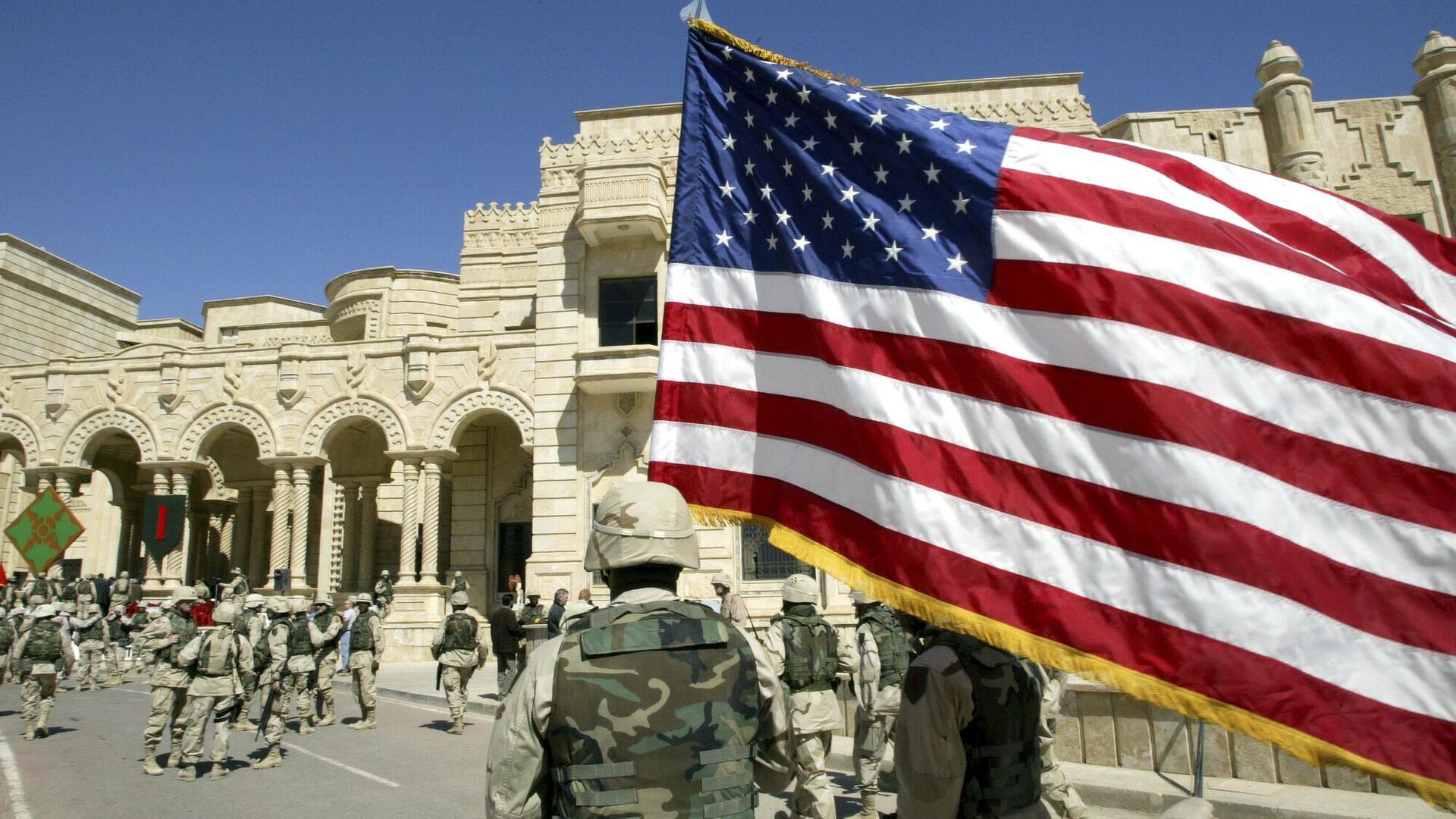 Американские военнослужащие возле дворца свергнутого президента Ирака Саддама Хусейна в Тикрите. 16 марта 2004 - РИА Новости, 1920, 20.03.2023