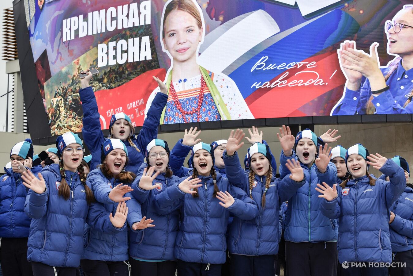 На горе в Крыму развернули большой триколор в честь воссоединения с Россией