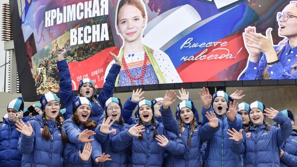 Участники праздничного митинга в честь девятой годовщины воссоединения Крыма с Россией Крымская весна - 9 лет вместе в Международном детском центре Артек в Ялте