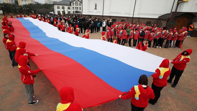 Участники акции, посвященной Дню воссоединения Крыма с Россией, на площади у Собора Андрея Первозданного в Геленджике