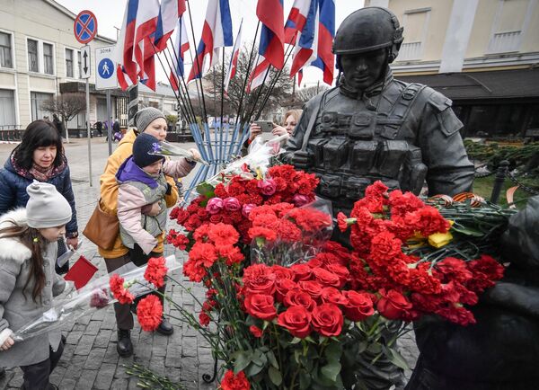 Дети возлагают цветы к Памятнику вежливым людям в Симферополе