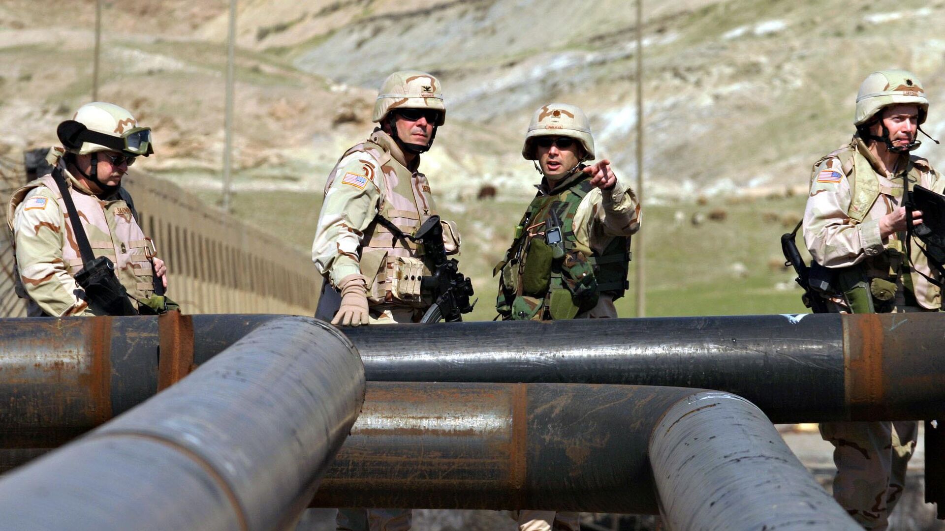 Американские военнослужащие возле нефтепровода в городе Байджи, Ирак. 20 марта 2005 - РИА Новости, 1920, 20.03.2023
