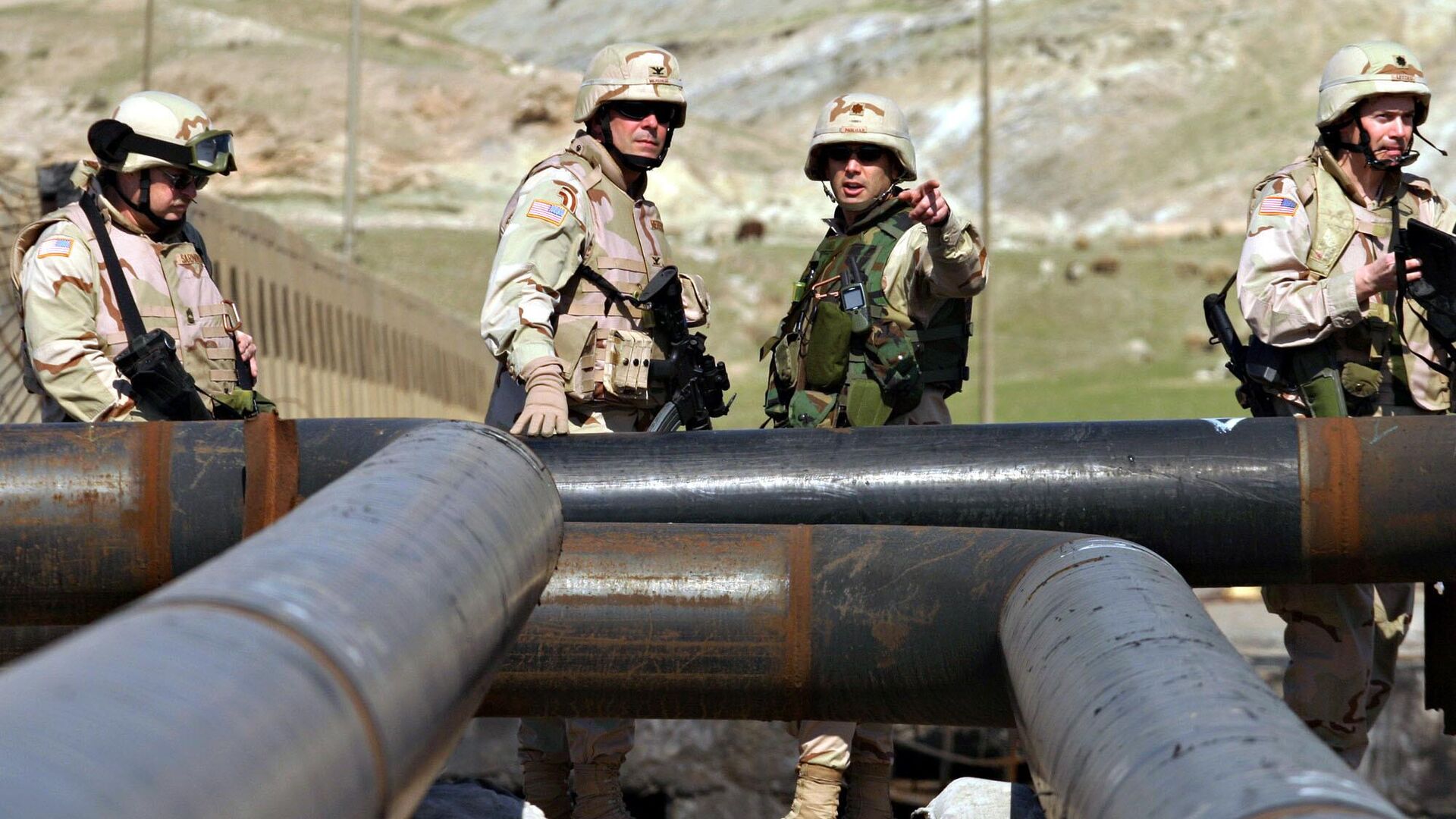 Американские военнослужащие возле нефтепровода в городе Байджи, Ирак. 20 марта 2005 - РИА Новости, 1920, 20.03.2023