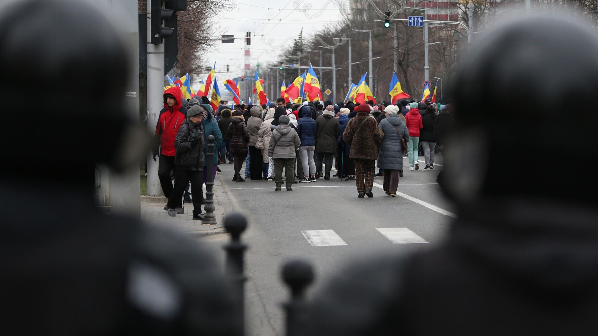 Сотрудники полиции и участники акции протеста оппозиции в Кишиневе - РИА Новости, 1920, 28.09.2023