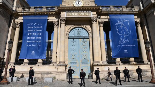 Сотрудники правоохранительных органов у здания Национального собрания Франции перед началом голосования по государственной пенсионной реформе в нижней палате французского парламента 