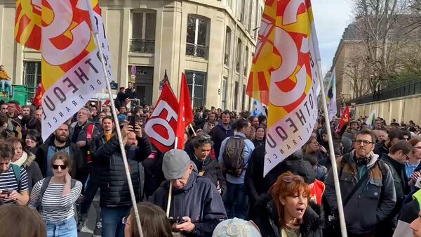 Французы скандируют Макрона – в отставку на манифестации против пенсионной реформы
