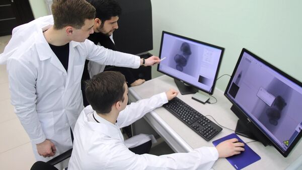 Молодые ученые смотрят медицинские снимки