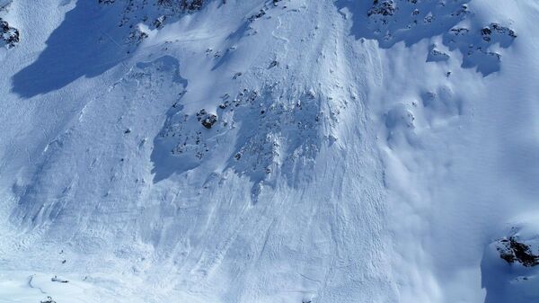 На месте схода лавины в горах Вале, Швейцария. 15 марта 2023