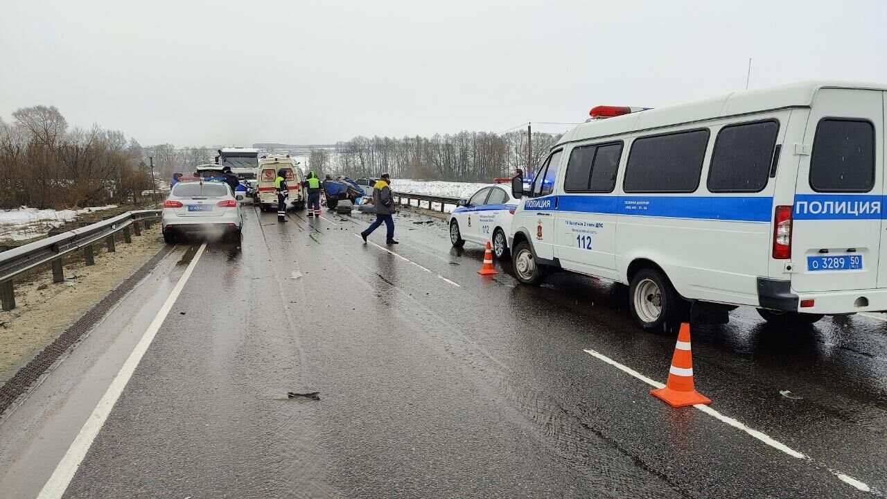 На месте ДТП с участием трех легковых автомобилей на 132-м километре трассы Р-22 в городском округе Кашира - РИА Новости, 1920, 16.03.2023