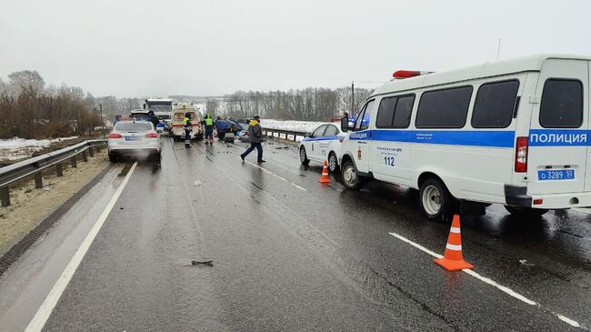 На месте ДТП с участием трех легковых автомобилей на 132-м километре трассы Р-22 в городском округе Кашира