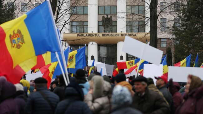 Участники акции протеста оппозиции в Кишиневе