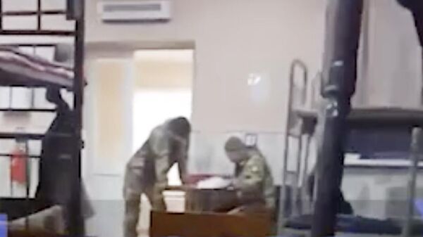 Кадр из видео, записанного мужчиной, которого удерживают в военкомате в Одессе