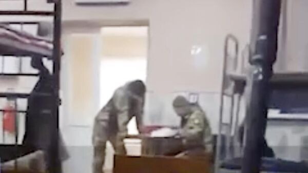 Кадр из видео, записанного мужчиной, которого удерживают в военкомате в Одессе