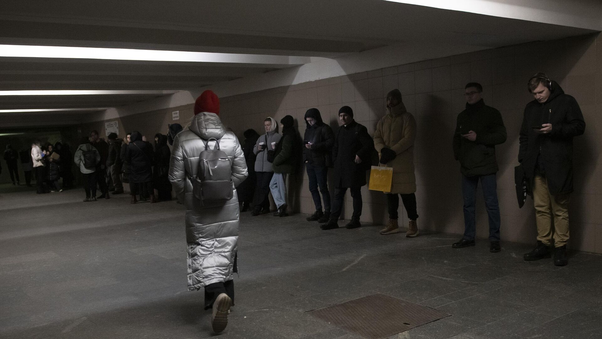 Люди на станции метро в Киеве, Украина - РИА Новости, 1920, 07.02.2023
