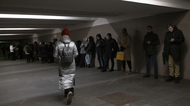 Люди на станции метро на Украине во время воздушной тревоги