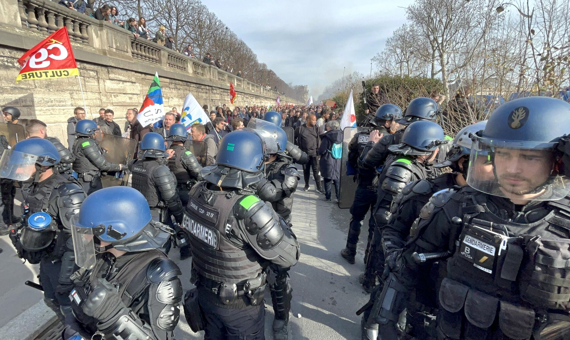 Сотрудники полиции на акции протеста против пенсионной реформы на одной из улиц в Париже - РИА Новости, 1920, 21.03.2023