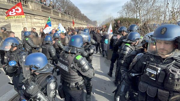 В Париже для разгона демонстрации применили слезоточивый газ