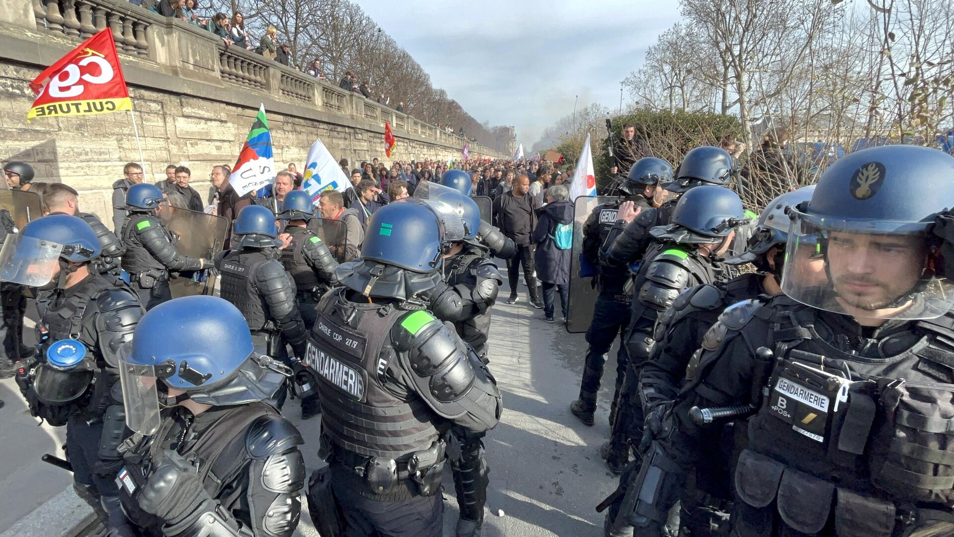 Сотрудники полиции на акции протеста против пенсионной реформы на одной из улиц в Париже - РИА Новости, 1920, 23.03.2023