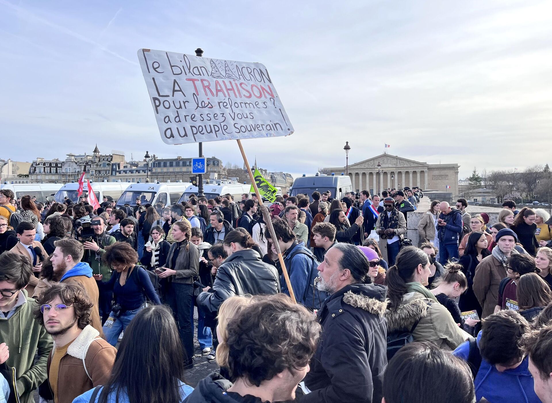 Участники акции протеста против пенсионной реформы на одной из улиц в Париже - РИА Новости, 1920, 21.03.2023