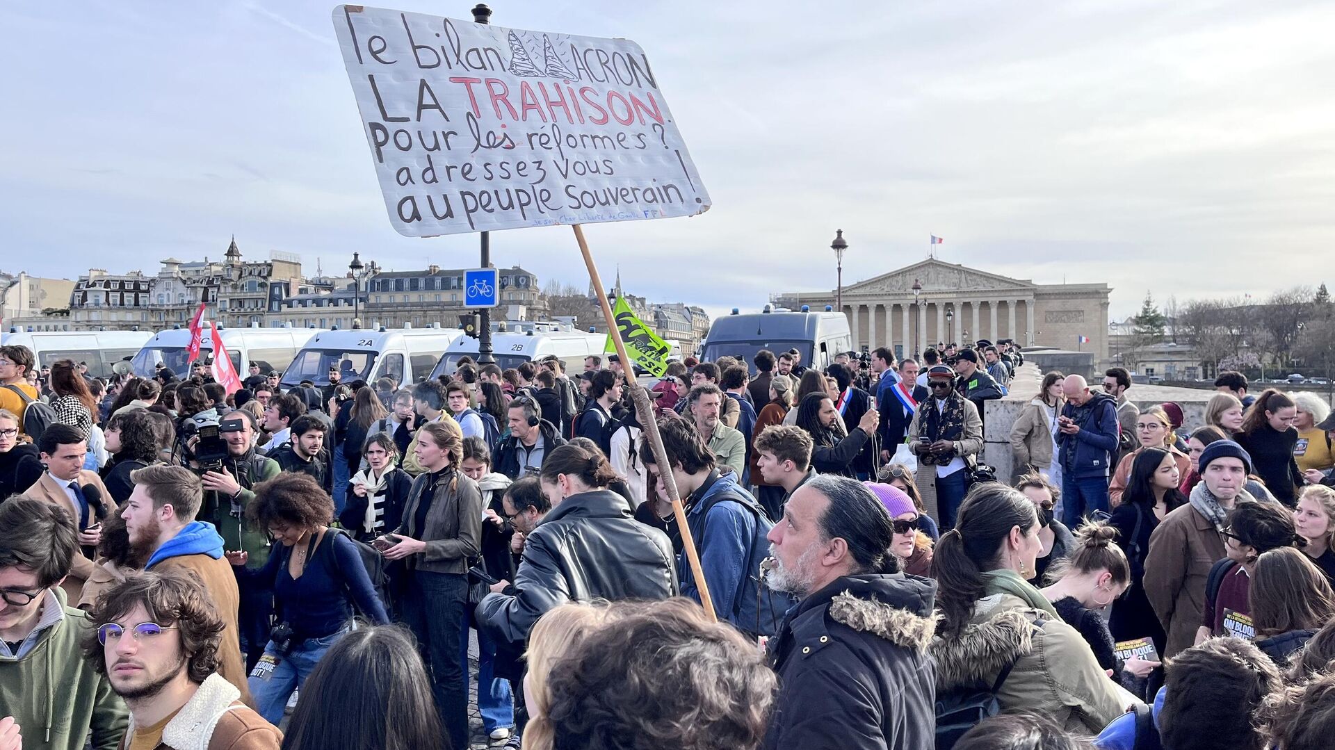 Участники акции протеста против пенсионной реформы на одной из улиц в Париже - РИА Новости, 1920, 22.03.2023