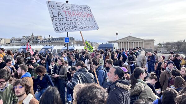 Участники акции против пенсионной реформы в Париже