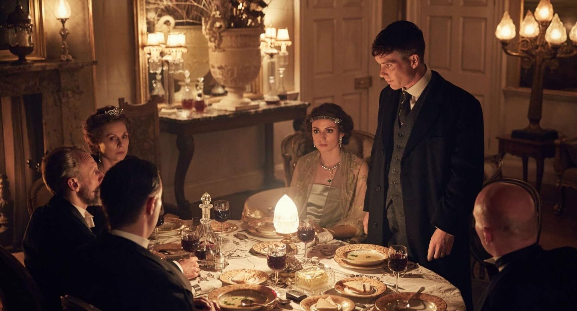 Острые козырьки 3. Острые козырьки / Peaky Blinders (2013). Фильм острые козырьки 3 сезон. Пэдди Консидайн острые козырьки. Дина Корзун острые козырьки.