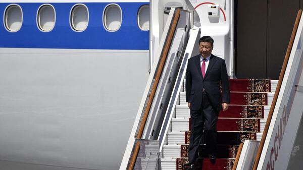 Председатель КНР Си Цзиньпин выходит из самолета в московском аэропорту