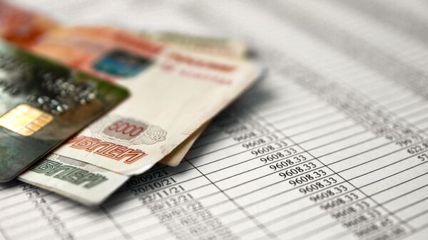 Российские рубли и кредитная карта на бумажной форме кредитного соглашения с графиком погашения кредита