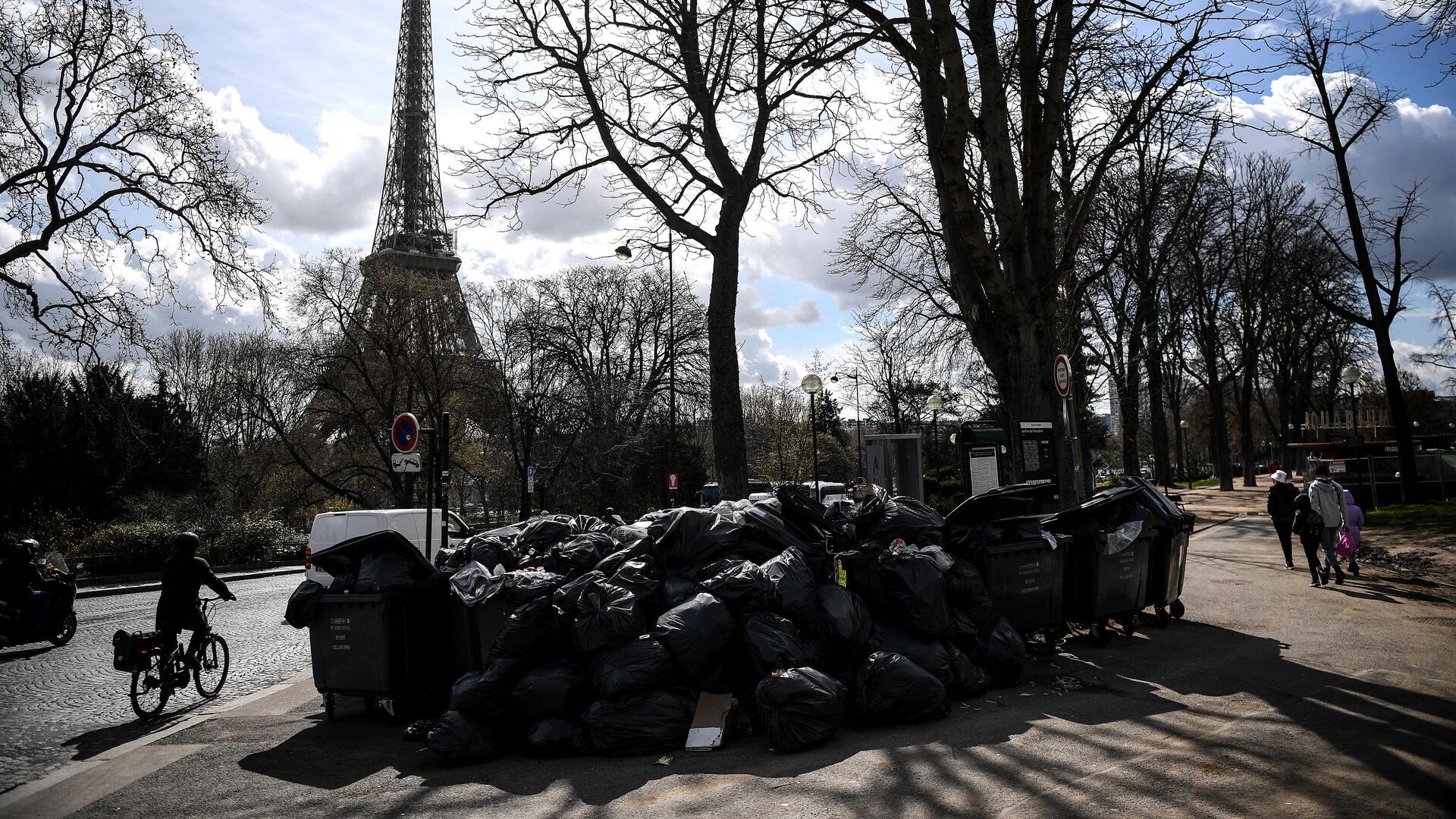 Люди проходят мимо неубранного мусора в Париже, Франция - РИА Новости, 1920, 19.03.2023