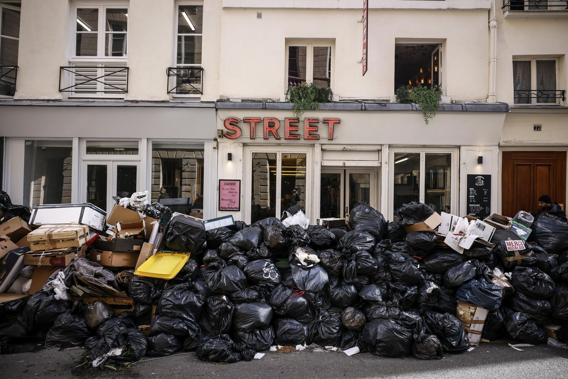 Неубранный мусор на улице в Париже - РИА Новости, 1920, 17.03.2023